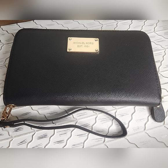 NWOT Michael Kors Black Wristlet Wallet - Picture 1 of 9